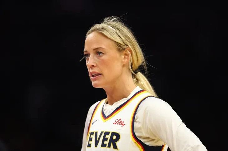 Đồ chơi tình dục bị ném lên sân bóng rổ nữ WNBA - Ảnh 2.