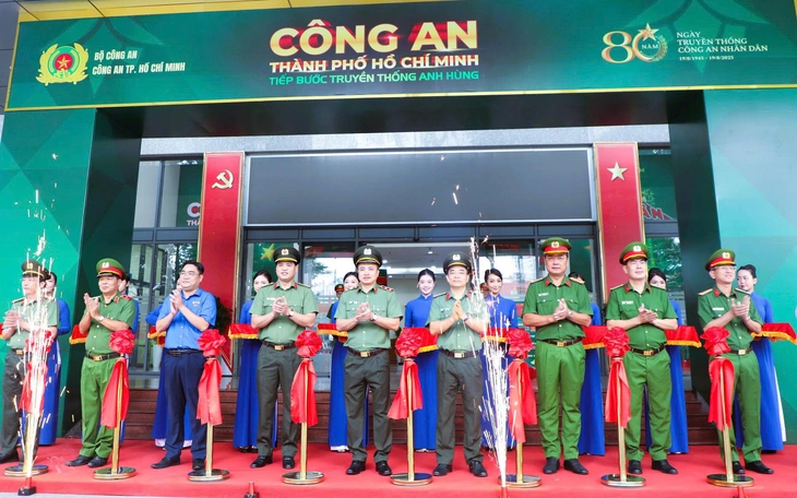 TP.HCM khen thưởng ban chuyên án phá đường dây đánh bạc 20.000 tỉ đồng trên mạng - Ảnh 6.