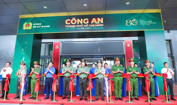 Khai mạc triển lãm 'Công an TP.HCM tiếp bước truyền thống anh hùng' - Ảnh 1.
