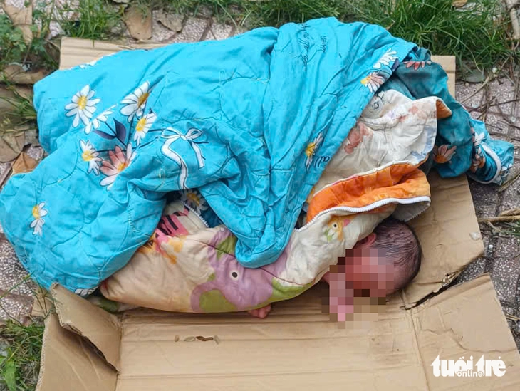 Bé gái sơ sinh bị bỏ rơi ở khu đất trống, vào viện phát hiện bị viêm ruột hoại tử, nhiễm trùng huyết - Ảnh 1.
