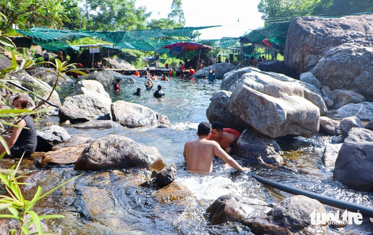 Nắng nóng gay gắt, người dân Đà Nẵng tìm về suối đầu nguồn giải nhiệt - Ảnh 4.