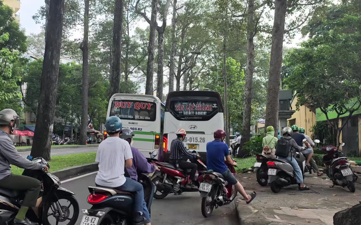 Mượn bằng lái của người khác để lái xe khách, chỉ bị phát hiện khi chở vượt 21 người- Ảnh 3.