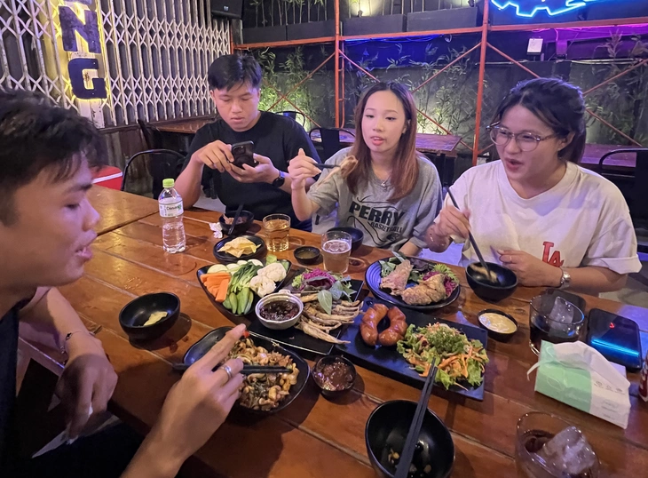 Thời sinh viên 3 triệu chi tiêu đủ, sao giờ đi làm 10 triệu lại thiếu hụt? - Ảnh 2.