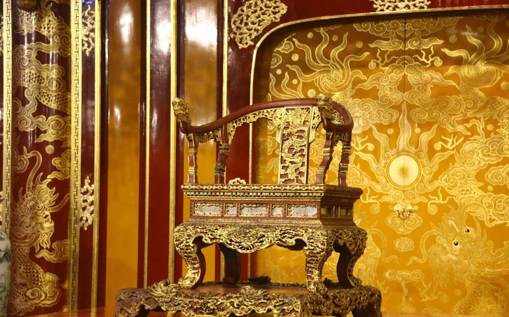 Gần một năm bị bẻ gãy, bảo vật quốc gia ngai vàng triều Nguyễn giờ ra sao? - Ảnh 2.