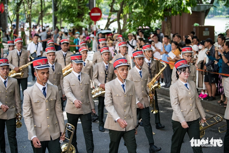 Người dân về Hồ Gươm xem kỵ binh, nghe quân nhạc - Ảnh 17.
