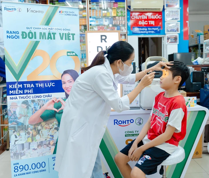 Long Châu và V.Rohto tầm soát thị lực miễn phí - Vì sức khỏe đôi mắt Việt - Ảnh 1.