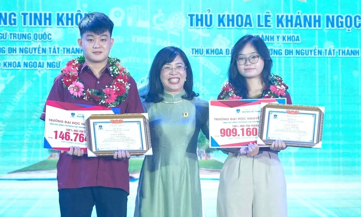 Tặng 50 suất học bổng Tiếp sức đến trường mừng Tuổi Trẻ 50 năm