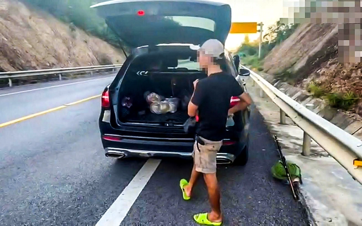 Dừng xe ngủ trên cao tốc, tài xế ô tô bị phạt 13 triệu đồng, trừ 4 điểm giấy phép lái xe - Ảnh 2.