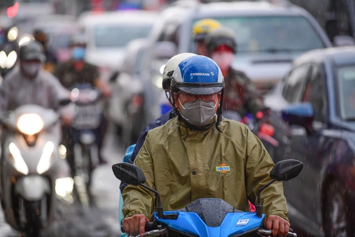 Thời tiết hôm nay 12-8: Bắc Bộ, Trung Bộ còn nắng nóng, Nam Bộ mưa dông - Ảnh 1.