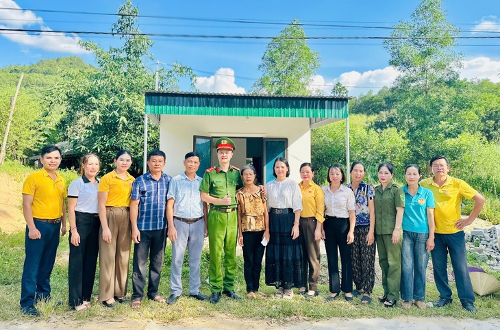 Phó trưởng công an xã ở Nghệ An quyên tiền xây tặng 2 nhà kiên cố cho gia đình nghèo - Ảnh 2.
