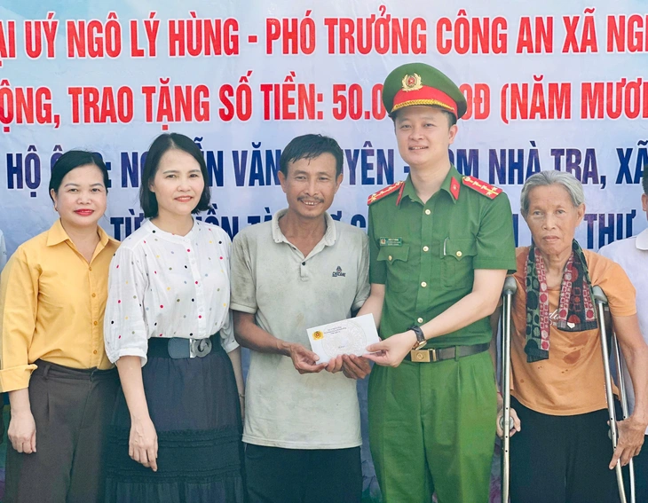 Phó trưởng công an xã ở Nghệ An quyên tiền xây tặng 2 nhà kiên cố cho gia đình nghèo - Ảnh 1.