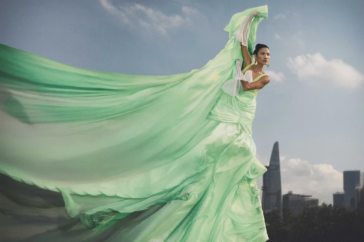 Vietnam’s Next Top Model: Khi người chơi treo lơ lửng trên cao, có cần thể hiện thái quá? - Ảnh 2. Vietnam’s Next Top Model 'treo' người mẫu lơ lửng trên cao là thái quá? - Ảnh 2.