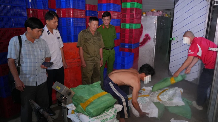 Công an Đồng Tháp phát hiện hơn 5,3 tấn thịt không có giấy kiểm dịch - Ảnh 1.