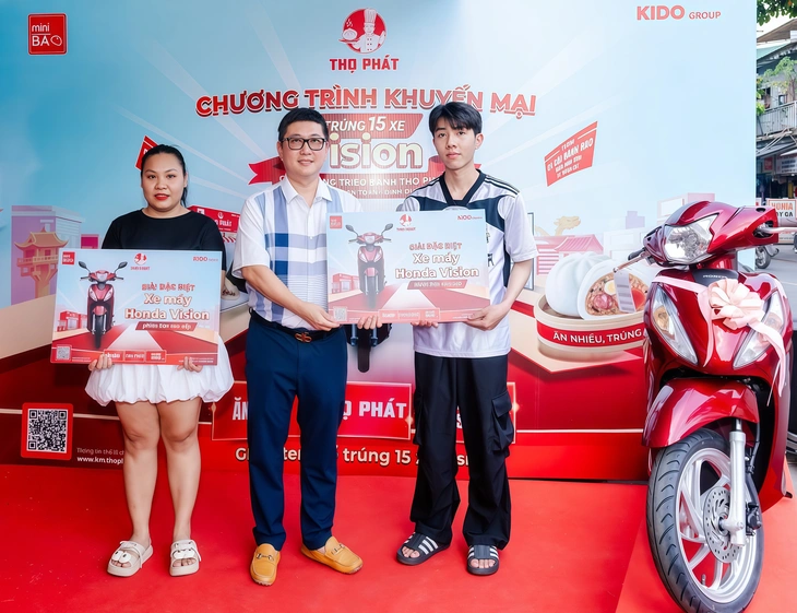 Bánh bao Thọ Phát trao xe Vision cho khách hàng trúng thưởng - Ảnh 1.