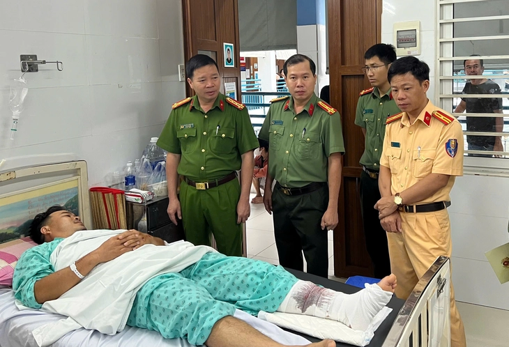 Thiếu niên 17 tuổi chạy xe quá tốc độ, tông cảnh sát giao thông gãy chân- Ảnh 1. Thiếu niên 17 tuổi chạy xe quá tốc độ, tông cảnh sát giao thông gãy chân - Ảnh 1.