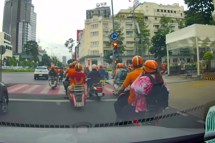 vượt đèn đỏ - Ảnh 1.