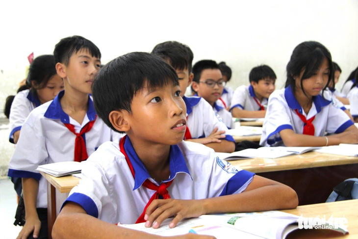 Lãnh đạo Sở Giáo dục và Đào tạo Khánh Hòa nói gì về quy định thống nhất đồng phục học sinh?- Ảnh 1. Lãnh đạo Sở Giáo dục và Đào tạo Khánh Hòa nói gì về quy định thống nhất đồng phục học sinh? - Ảnh 1.