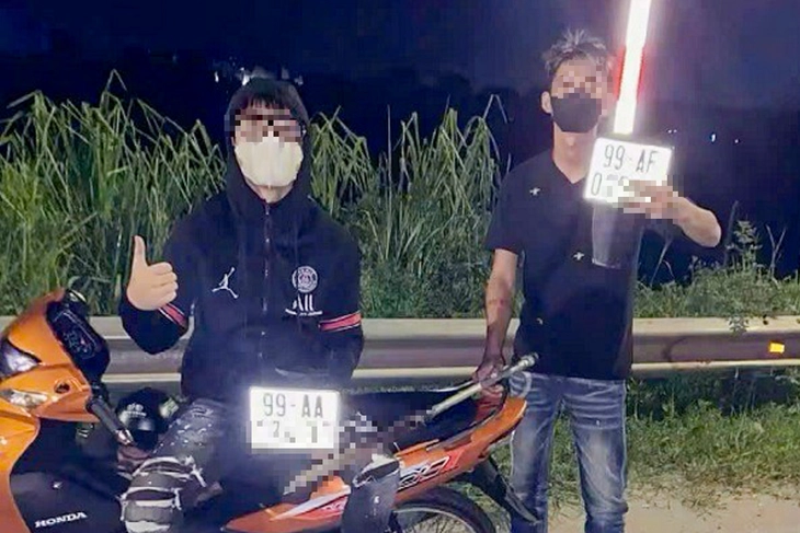 Tạm giữ 4 thanh thiếu niên livestream TikTok khi chém biển số xe - Ảnh 2. Tạm giữ 4 thanh thiếu niên chém biển số xe, livestream TikTok - Ảnh 2.