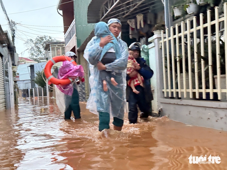 Đà Lạt ngập sâu sau mưa lớn, hàng trăm người phải sơ tán - Ảnh 4.