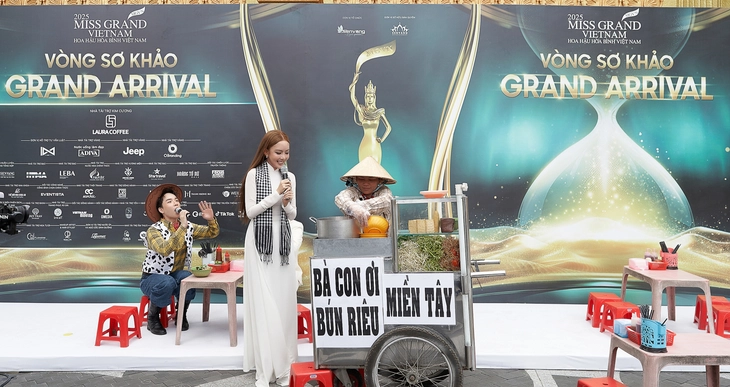 Đẩy xe bún riêu lên sân khấu, tái hiện đám cưới miền Tây ở Miss Grand Vietnam 2025 - Ảnh 1. Miss Grand Vietnam - Ảnh 1.