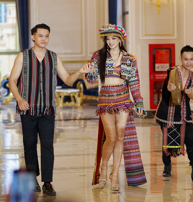 Đẩy xe bún riêu lên sân khấu, tái hiện đám cưới miền Tây ở Miss Grand Vietnam 2025 - Ảnh 6. Miss Grand Vietnam - Ảnh 6.