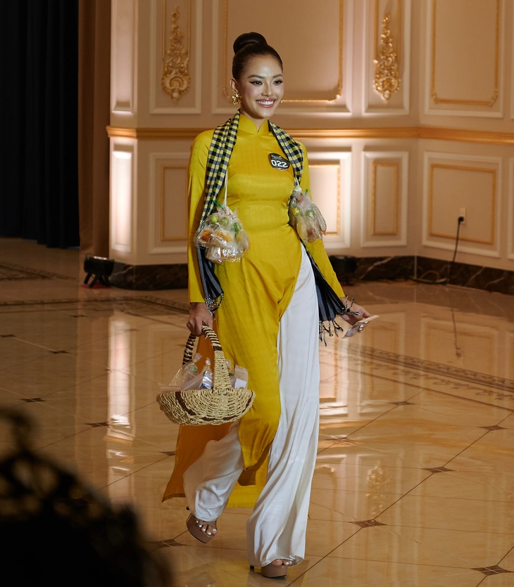 Đẩy xe bún riêu lên sân khấu, tái hiện đám cưới miền Tây ở Miss Grand Vietnam 2025 - Ảnh 9. Miss Grand Vietnam - Ảnh 9.