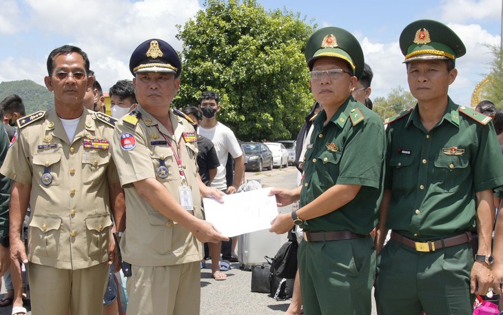 Tiếp nhận 57 công dân Việt Nam do phía Campuchia trao trả, có 3 đối tượng truy nã - Ảnh 5.
