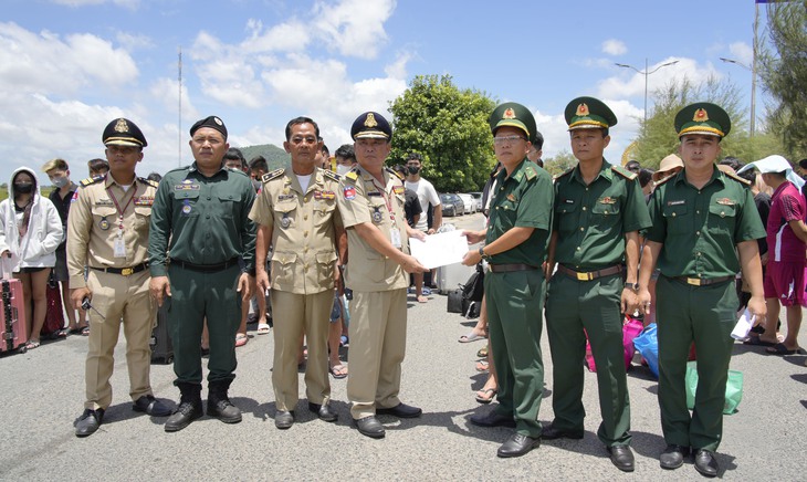 Campuchia trao trả 72 công dân Việt Nam - Ảnh 1.