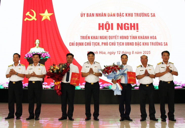 Chỉ định chủ tịch, phó chủ tịch UBND đặc khu Trường Sa - Ảnh 1. Trao nghị quyết chỉ định chủ tịch, phó chủ tịch UBND đặc khu Trường Sa - Ảnh 1.