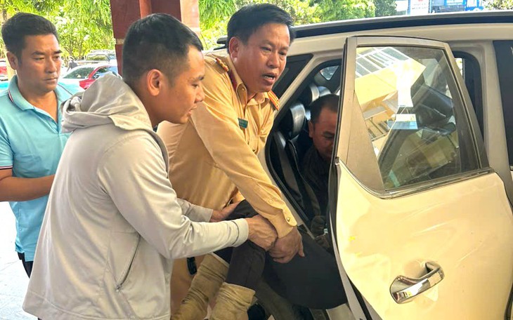 Cảnh sát giao thông dùng xe dẫn đường đưa thầy giáo bị đột quỵ khi đang giảng bài cho học sinh  - Ảnh 3.
