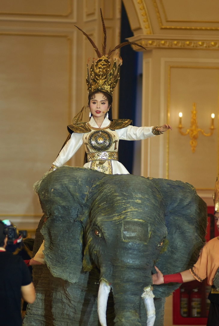 Đẩy xe bún riêu lên sân khấu, tái hiện đám cưới miền Tây ở Miss Grand Vietnam 2025 - Ảnh 3. Miss Grand Vietnam - Ảnh 3.
