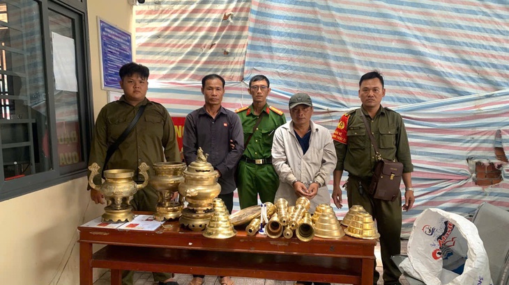Hai người trộm đồ thờ tự bị bắt giữ - Ảnh 1.