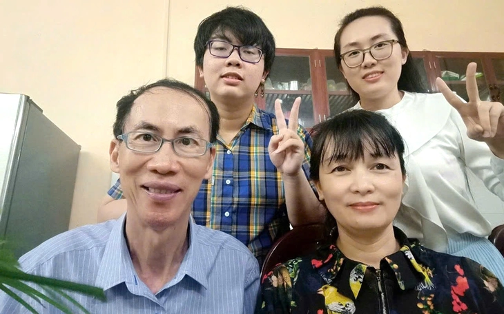 Nhớ bụi phấn trên mái tóc thầy cô - Kỳ 4: 'Mỗi lần gặp học trò tôi cũng lo chứ' - Ảnh 3.