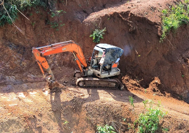 Bạt đồi trồng sầu riêng, đất đá theo nước mưa tràn vào nhà dân- Ảnh 7. Bạt đồi trồng sầu riêng, đất đá theo nước mưa tràn vào nhà dân- Ảnh 7.