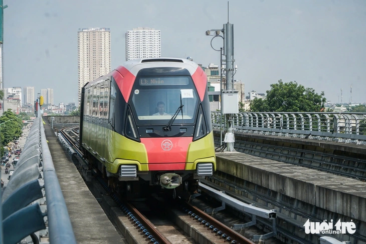 Hà Nội Metro 'chân thành xin lỗi' hành khách vì bị cấm mang xe chứa pin lithium lên tàu metro - Ảnh 1.