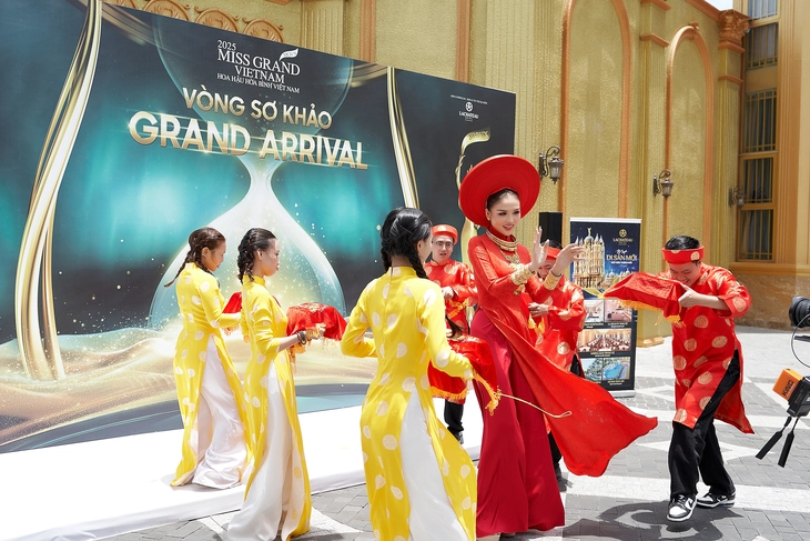Đẩy xe bún riêu lên sân khấu, tái hiện đám cưới miền Tây ở Miss Grand Vietnam 2025 - Ảnh 2. Đẩy xe bún riêu lên sân khấu, tái hiện đám cưới miền Tây ở Miss Grand Vietnam 2025 - Ảnh 2.