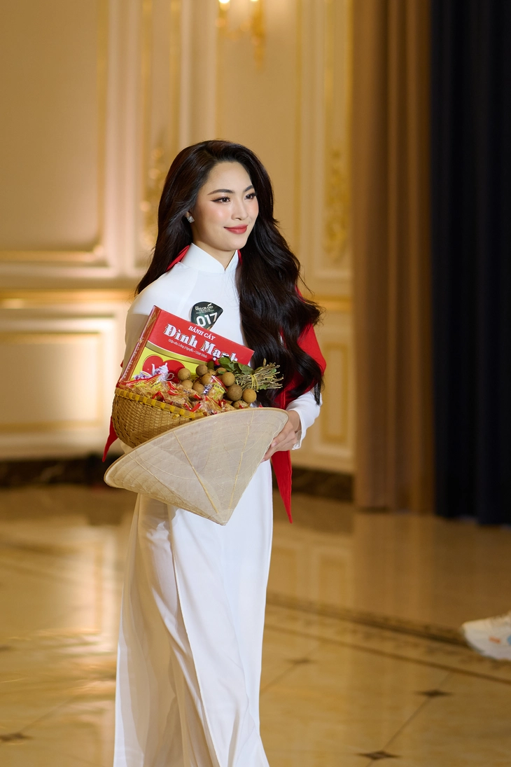 Đẩy xe bún riêu lên sân khấu, tái hiện đám cưới miền Tây ở Miss Grand Vietnam 2025 - Ảnh 7. Đẩy xe bún riêu lên sân khấu, tái hiện đám cưới miền Tây ở Miss Grand Vietnam 2025 - Ảnh 7.