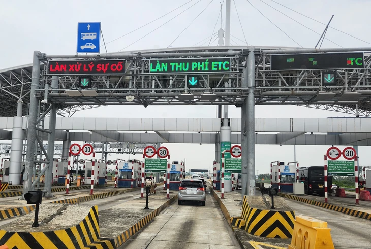 Từ 1-10, ô tô phải chuyển sang tài khoản giao thông để qua trạm thu phí - Ảnh 1.