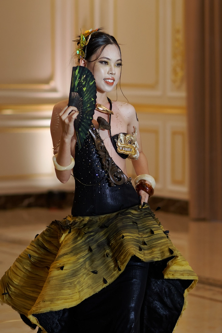 Đẩy xe bún riêu lên sân khấu, tái hiện đám cưới miền Tây ở Miss Grand Vietnam 2025 - Ảnh 8. Đẩy xe bún riêu lên sân khấu, tái hiện đám cưới miền Tây ở Miss Grand Vietnam 2025 - Ảnh 8.
