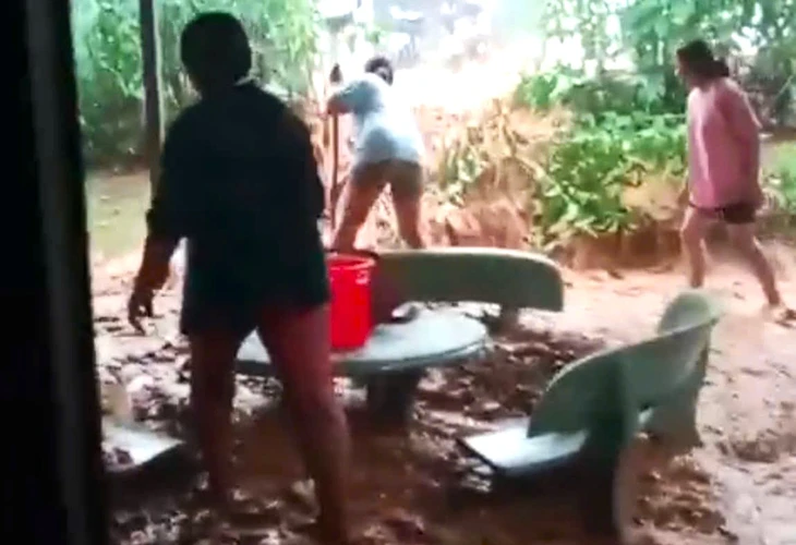 Bạt đồi trồng sầu riêng, đất đá theo nước mưa tràn vào nhà dân- Ảnh 1. Bạt đồi trồng sầu riêng, đất đá theo nước mưa tràn vào nhà dân - Ảnh 1.