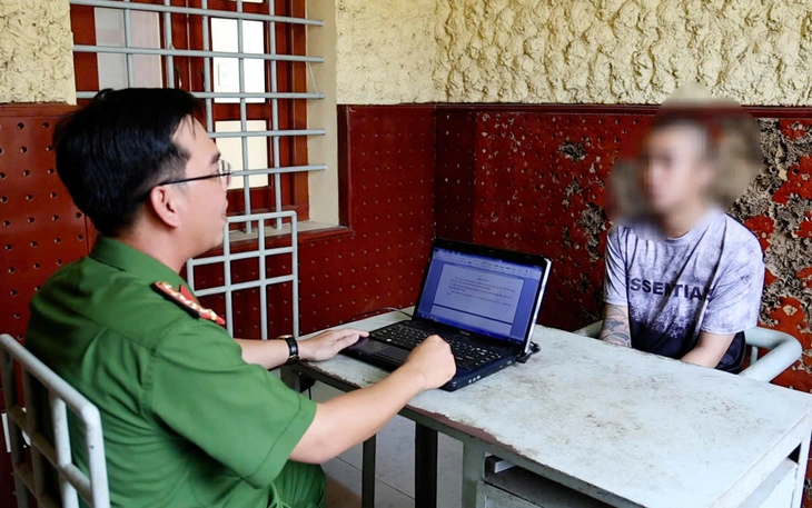 Bắt 13 thanh niên vì đánh người đàn ông 62 tuổi trong đêm - Ảnh 2.