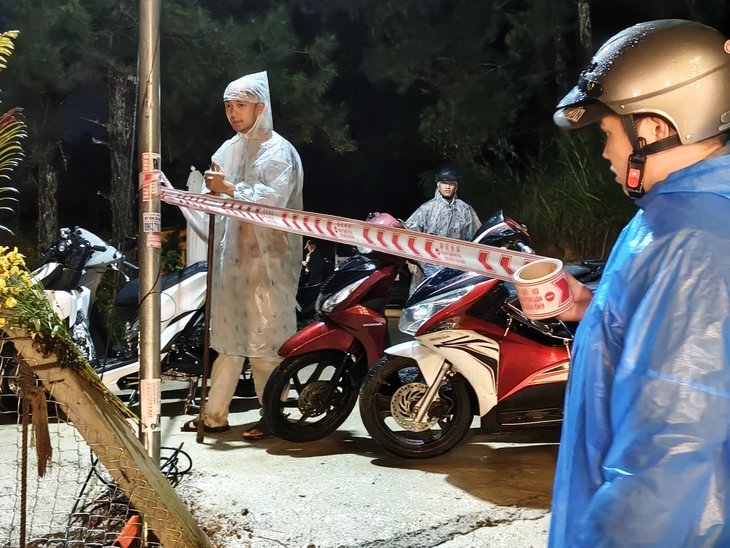 Sạt lở đất trong mưa lớn tại Đà Lạt, 2 người chết - Ảnh 1.