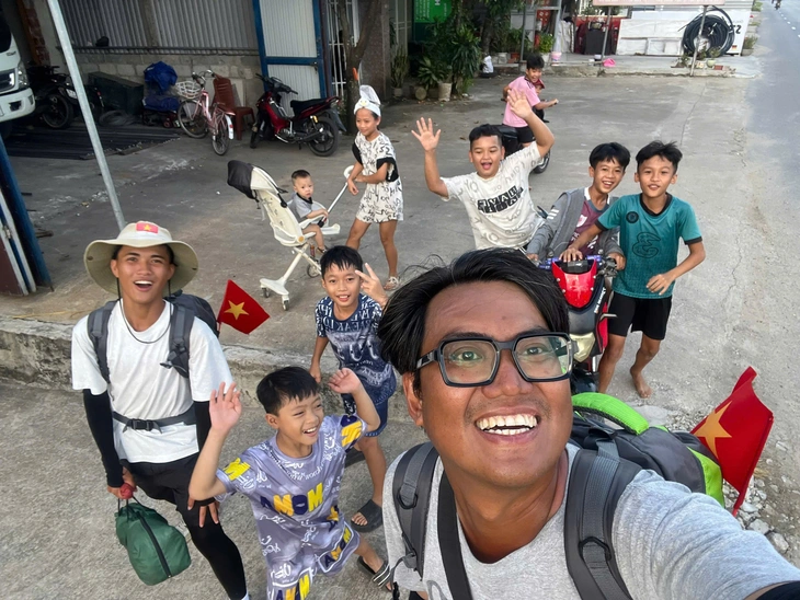 Mang lá cờ trên vai, hướng đến thủ đô dịp 2-9 của 2 chàng trai đi bộ xuyên Việt - Ảnh 4.