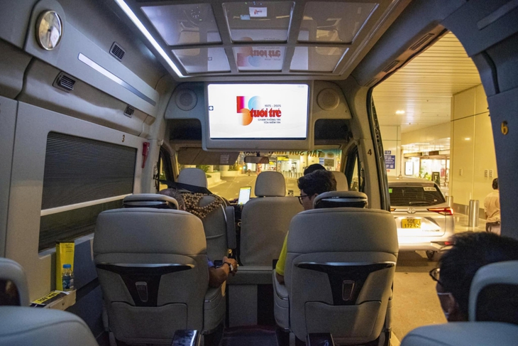 Logo kỷ niệm 50 năm thành lập báo Tuổi Trẻ trên xe limousine tuyến sân bay Tân Sơn Nhất - Vũng Tàu - Ảnh 3.