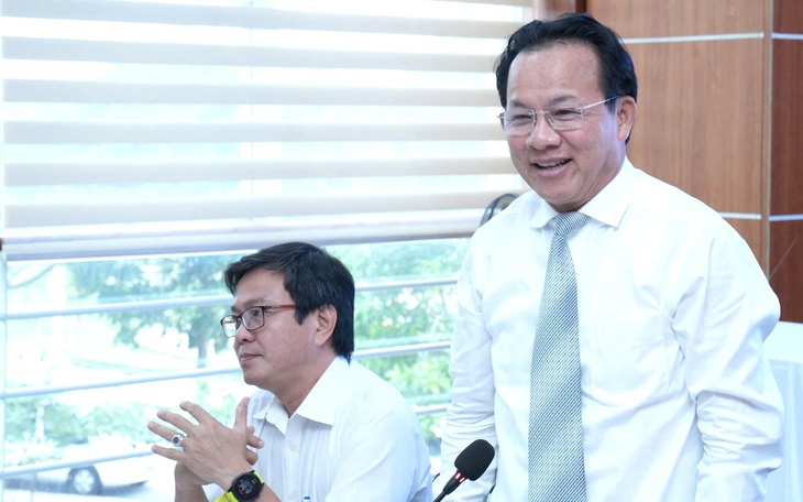 Ký túc xá Đại học Quốc gia TP.HCM tràn ngập logo Tuổi Trẻ 50 năm, sinh viên xúc động - Ảnh 9.