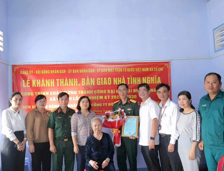 Bàn giao nhà tình nghĩa cho gia đình mẹ Việt Nam Anh hùng Nguyễn Thị Lắng - Ảnh 1.