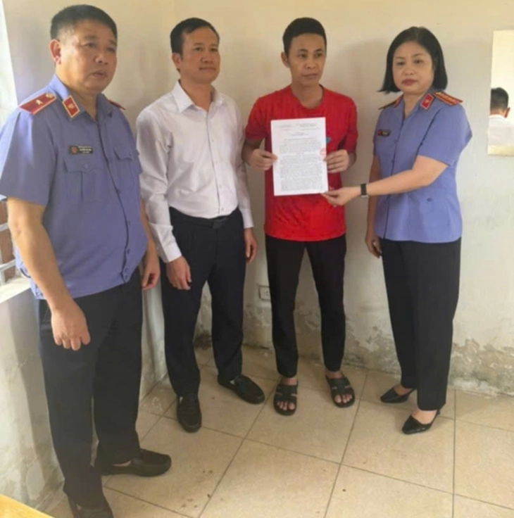 Người nuôi gà lôi bị phạt 6 năm tù đã được tại ngoại, đang trên đường về nhà - Ảnh 1.