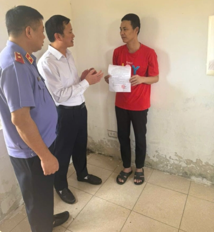 Người nuôi gà lôi bị phạt 6 năm tù đã được tại ngoại, đang trên đường về nhà - Ảnh 2.