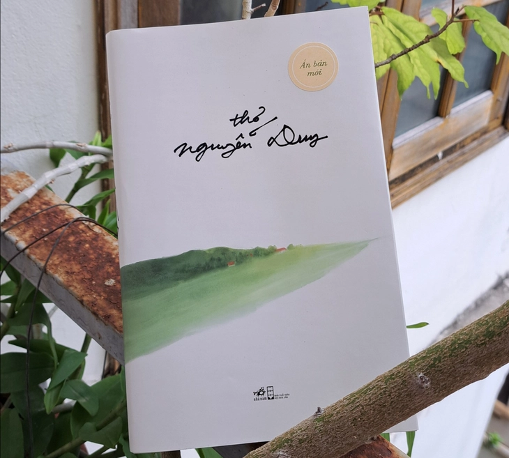 Đọc lại Ánh trăng, Ngồi buồn nhớ mẹ ta xưa trong ấn bản mới nhất của tập thơ Nguyễn Duy - Ảnh 1. Đọc lại Ánh trăng, Ngồi buồn nhớ mẹ ta xưa trong 'Thơ Nguyễn Duy' - Ảnh 1.