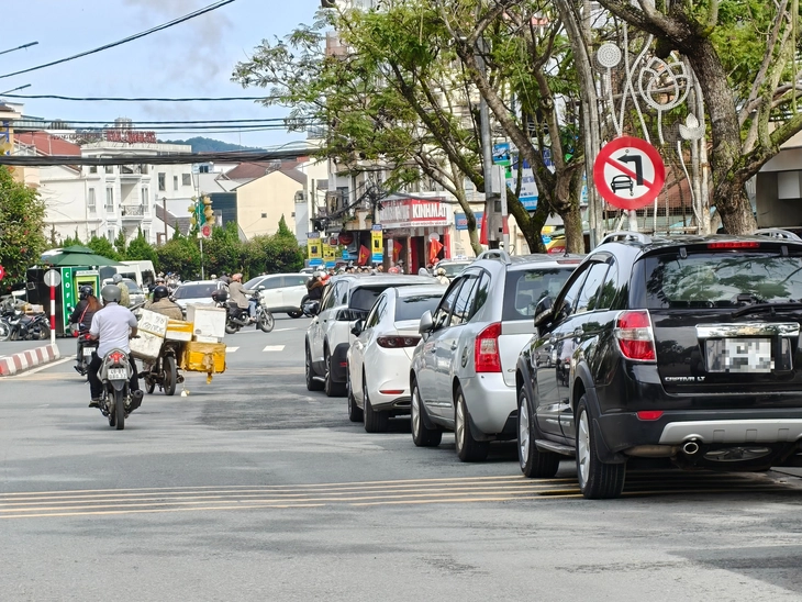 Biển báo 'núp xe': Hàng loạt vi phạm do rẽ trái sai quy định - Ảnh 1.